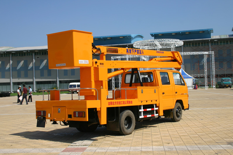 高空作業(yè)車
